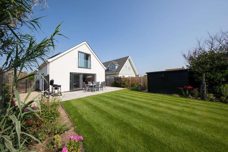 Surfer's Paradise Steps to Beach Sleek&Stylish - B&B East Wittering