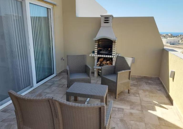 Lovely 1-bedroom penthouse with BBQ area - B&B Qala