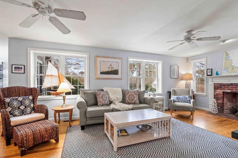 Cozy Bungalow Close to Downtown - B&B Harwich