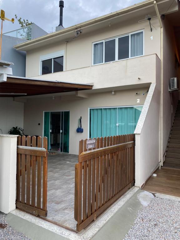 Casa a 50 metros da Praia da Fazenda da Armação - B&B Governador Celso Ramos