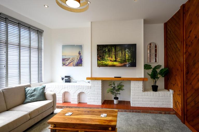 Frodo's Folly - Bed and Breakfast Port Talbot