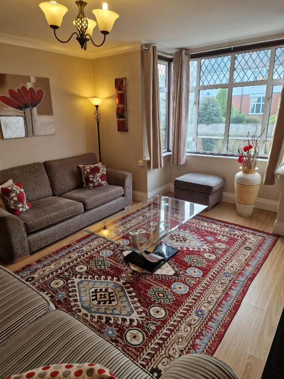 Hereford City - Goldcrest House - 4 Bedroom House With Parking, Located Very Close To City Centre & River Wye - Sleeps Up To 6 Guests - Hosted by RENTMYHOUSE - Bed and Breakfast Hereford