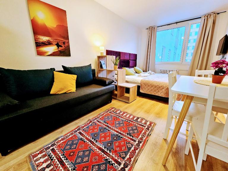 TERRACE-VIEW 2BR PRAGUE APARTMENTS for Business & Leisure, FREE PARKING & Gym, Near Metro & Aqua Sport Centre - B&B Praga