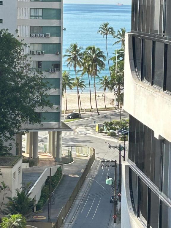 Apto Pitangueiras Enorme 150m2, 200m da praia, vista, 2 vagas carro, servico praia, 3 quartos com ar condicionado e 3 banheiros - Ferienwohnung Guarujá