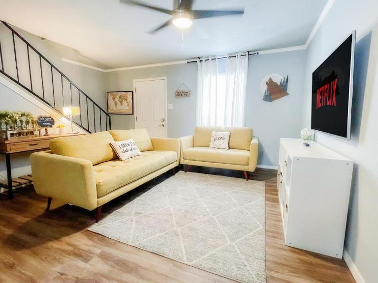 Upscale Townhouse Heart of SA's medical Center - B&B San Antonio