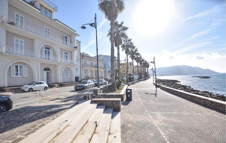 Cozy Apartment In Santa Maria Di Castell - B&B Santa Maria