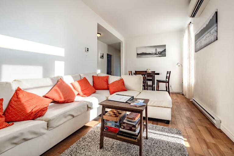 Apartment ROOMY - Plateau Mont-Royal - B&B Montreal