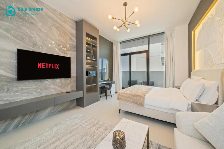 Blue Breeze - Trendy Studio with Balcony & Stylish Interiors - Bed and Breakfast Dubai