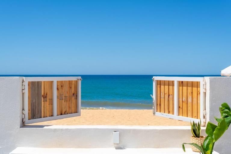 Beach front right on the Sand Luxury semi-detached 3 bed Villa - B&B Faro