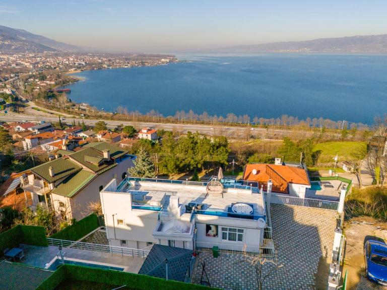 WHİTE ROSE VİLLA Jakuzili ve Isıtma Havuzlu - Ferienwohnung Sapanca