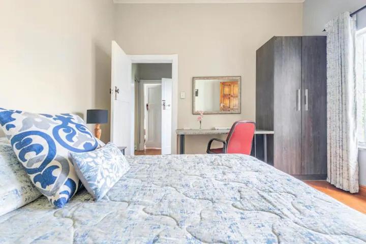 Rooster Room - B&B Boksburg