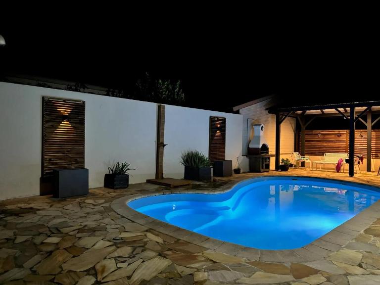 Villa spacieuse avec piscine à Saint-Pierre - B&B Saint-Pierre