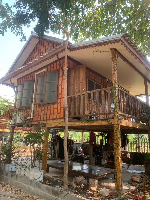 Baan Thiw Thung is located just 2 km from the bus station and offers free WiFi We welcome all guests - B&B Sukhothai Thani