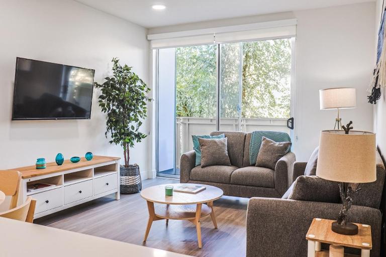 Spacious 2BDR in SM - 5 minutes walk to the beach! - B&B Los Angeles