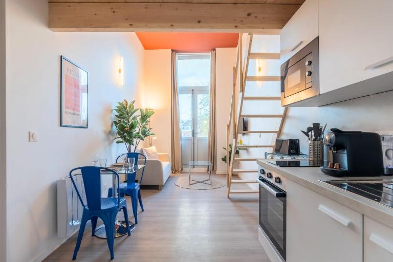 Studio pour deux en mezzanine avec petit balcon - Chambres d'hôtes Villeneuve-d'Ascq