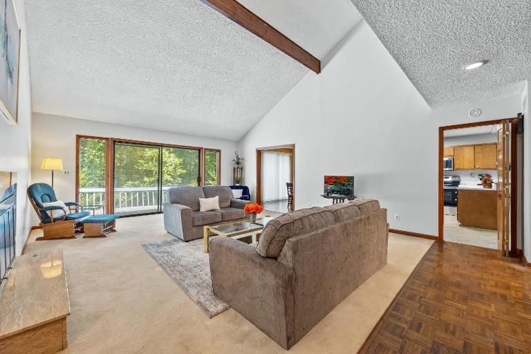 Spacious 3BR Retreat Near Summit Skyride & Stone Mountain Park - Bed and Breakfast Stone Mountain