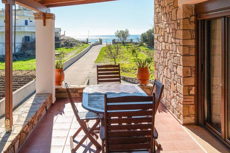 Beachfront Stone House - Samos Seaview Retreat - Chambres d'hôtes Órmos Koumaíïkon