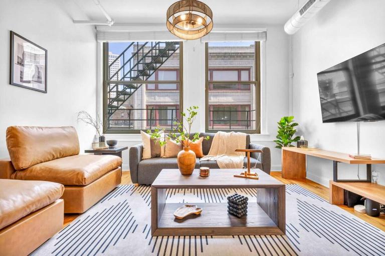 Lofts on E 4th, WALK TO CAVS, Sleeps 6 - B&B Cleveland