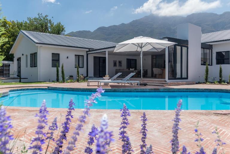 Maison la Bruyere, 8p villa - heated pool, airco & hottub - Bed and Breakfast Franschhoek