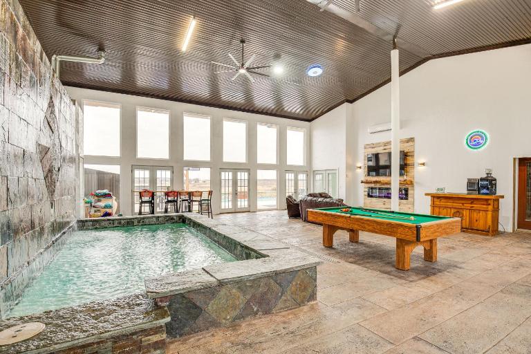 Hot Tub & Sauna: Lakefront Wichita Falls Home! - Bed and Breakfast Wichita Falls