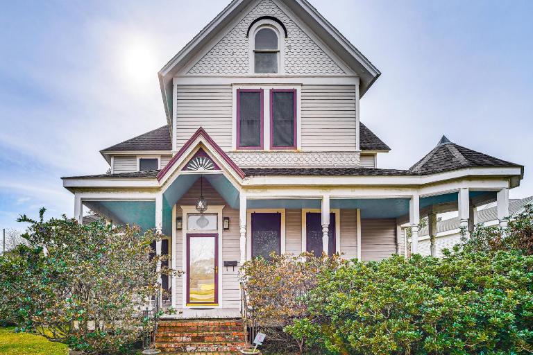 Historic Home w/ Wraparound Porch + Private Yard! - Chambres d'hôtes Jeanerette