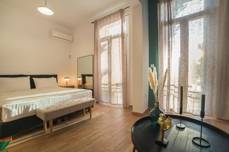 Neoclassical with Jacuzzi near Acropolis-Living Stone Aragonit - B&B Atene