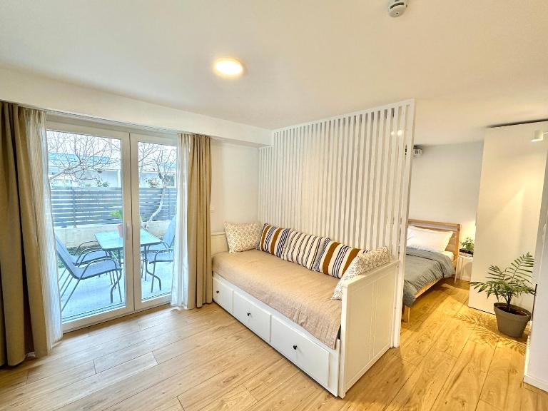 Minimalist Seaside Apartment with Private Patio and Parking - Blue Zone Homes - Ferienwohnung Olympiakí Aktí