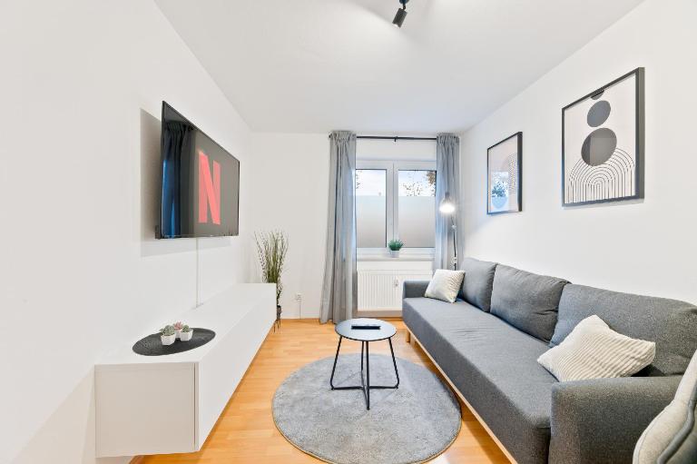 Kingsize Bett, zwei Zimmer, Waschmaschine, Netflix - B&B Pforzheim