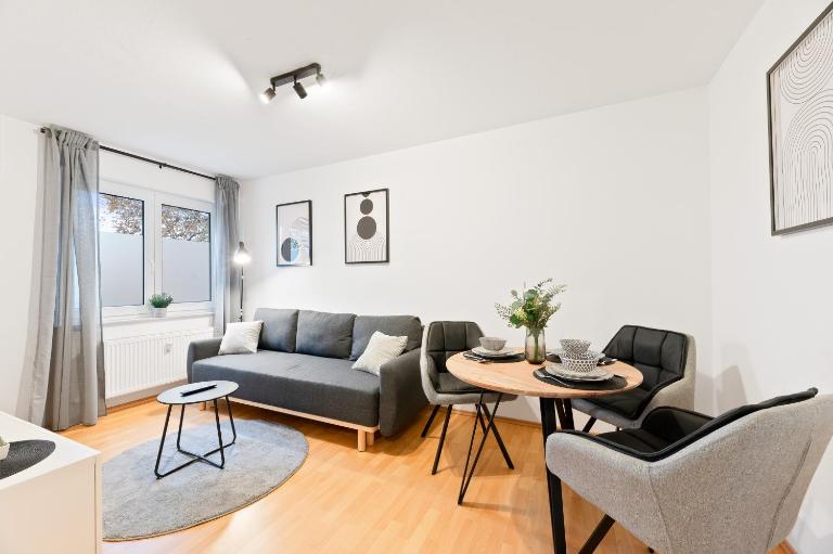 Kingsize Bett, zwei Zimmer, Waschmaschine, Netflix - Ferienwohnung Pforzheim