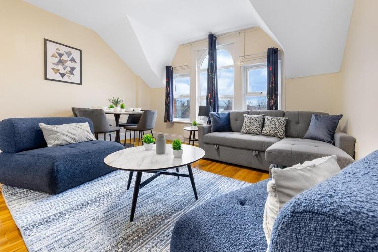Lovely 4-BR Home In Leyton - Sleeps 14, Near Tube, Arcade, 100inchTV - Ferienwohnung London