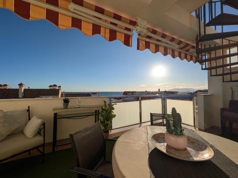 Ático Mediterráneo con Terraza y Solárium en el centro y a un paso del mar en Rincón de la Victoria - B&B Rincón de la Victoria