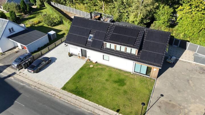 Charming house for 11 persons in Odense with Luxury Rooftop Deck & Free Parking - B&B Odense