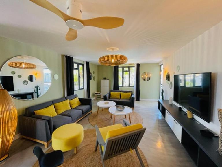 Spacious and Modern beach apartment - Bed and Breakfast Flic en Flac