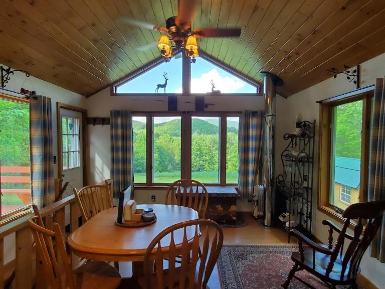 Pleasant Brook Cottage - Bed and Breakfast Roxbury