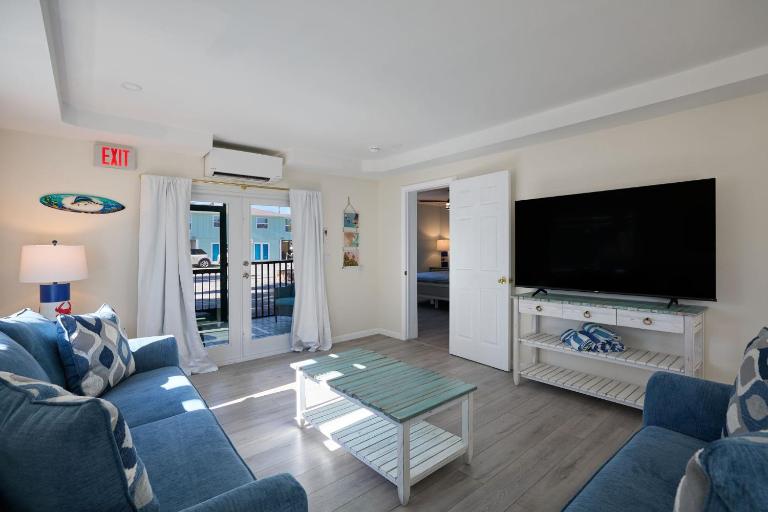 Renovated Ground Floor 2BR Residence with Pool and Spa at Margarita Mansion - Bed and Breakfast Fort Myers Beach