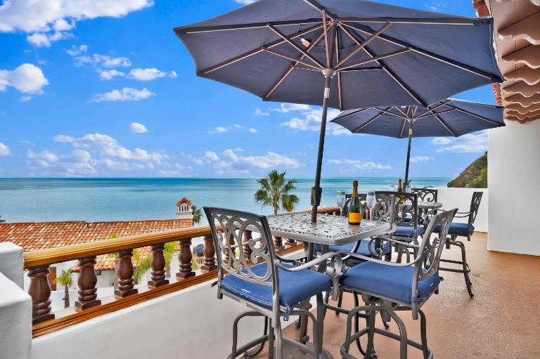 Gorgeous Oceanfront villa with panoramic views - Chambres d'hôtes Avalon
