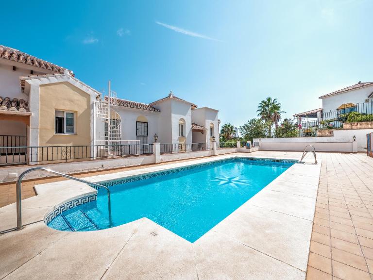 Apartment with pool near Burriana beach, Nerja - Chambres d'hôtes Nerja