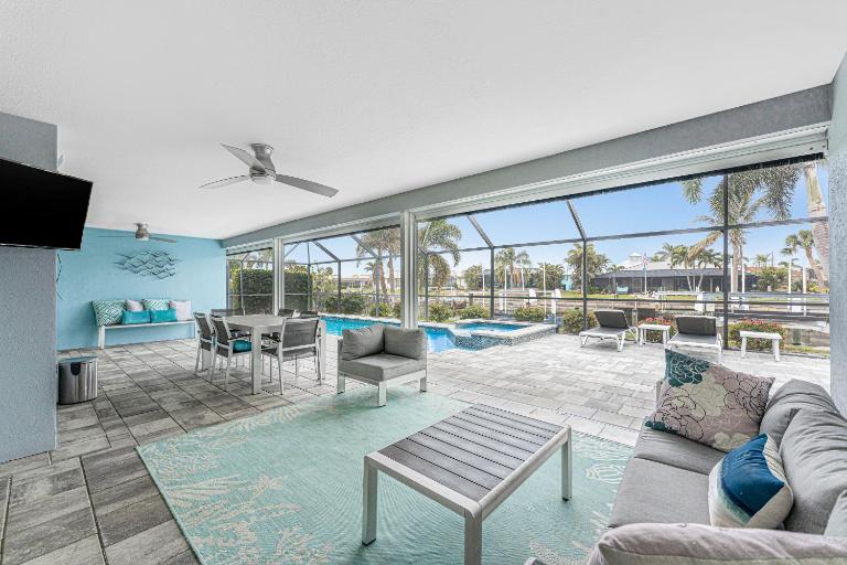 Villa Tranquility-Waterfront-Free Amenities-Heated Pool-Bikes-Dock Fishing & Beach Gear - Bed and Breakfast Punta Gorda