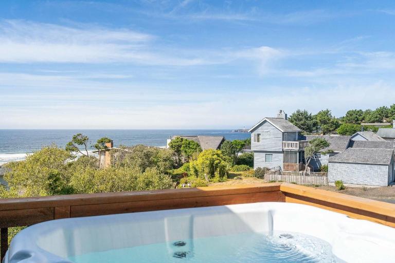 Coastal Retreat with Ocean Views and Hot Tub - B&B Newport