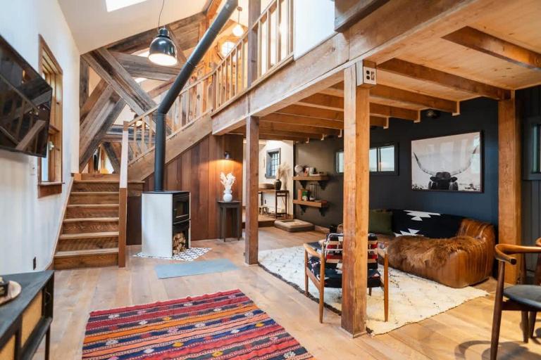 Chic Catskills Cabin with Hot Tub and Fire Pit - Chambres d'hôtes Lanesville