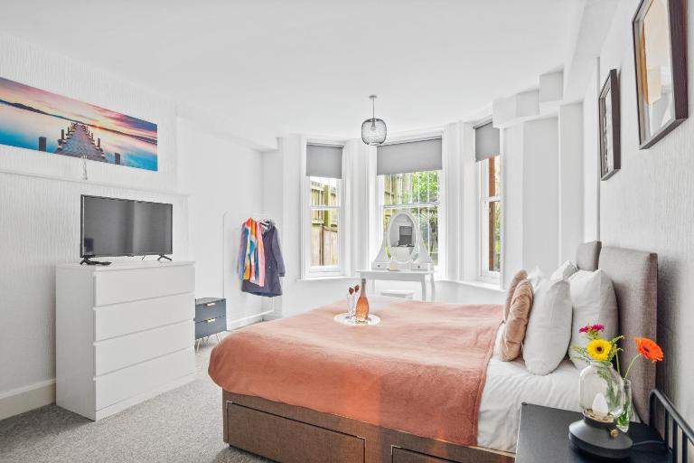 Spacious one bed Apartment, contractor friendly, Sleeps 6, FREE Secure Parking, Near Beach - B&B Bournemouth
