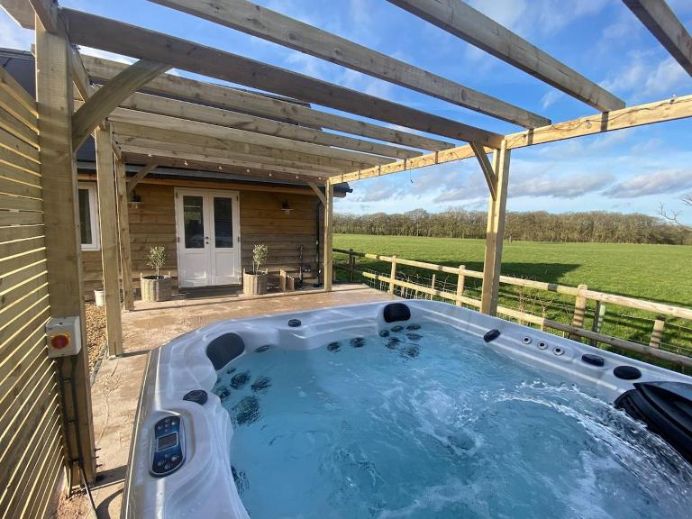 Luxury Boutique retreat, hot tub, dog friendly - Bed and Breakfast Hanmer