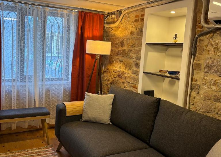 Idor Guest House - B&B Aivali