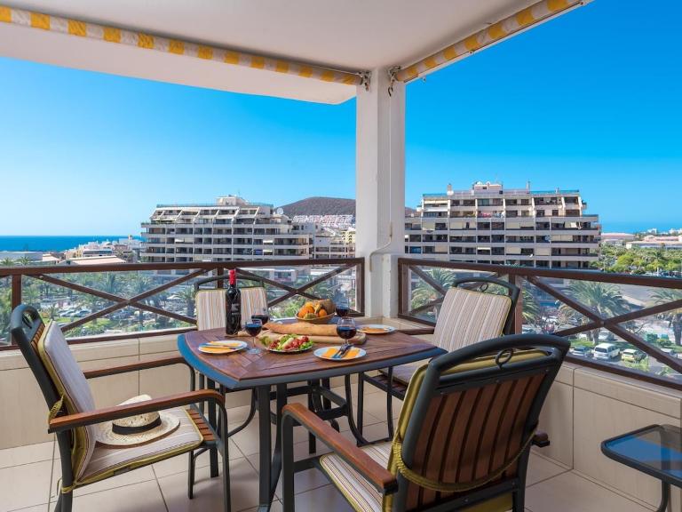 Great 'San Marino' Terrace & Pool - Bed and Breakfast Los Cristianos