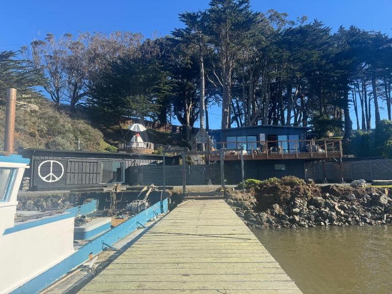 Waterfront Carriage house on Tomales Bay with dock - B&B Marshall