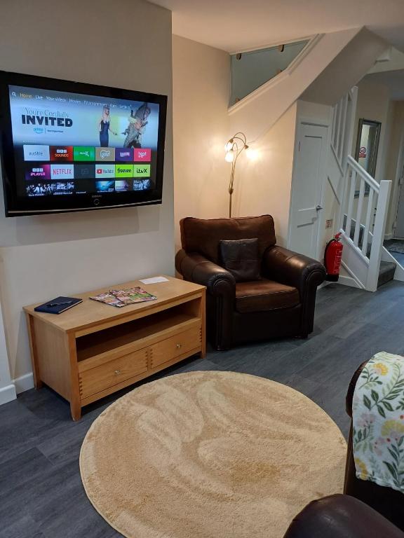 Luxury Apartment - Above iconic High Lane Oatcakes - Bed and Breakfast Stoke-on-Trent