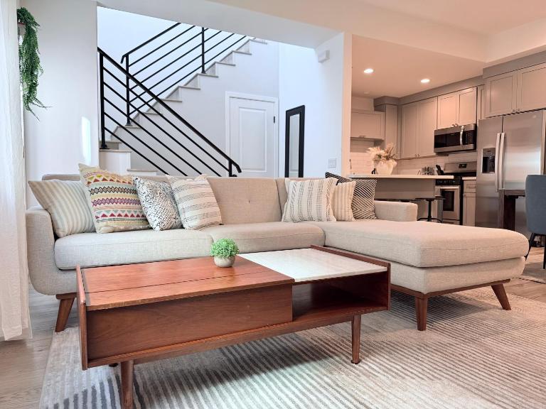 Modern Family Haven - Minutes from Disney Magic-OC - Bed and Breakfast Modesto