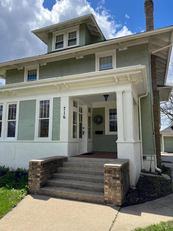 CRAFTSMAN'S MAIN FLOOR with huge DECK! - Bed and Breakfast Willmar