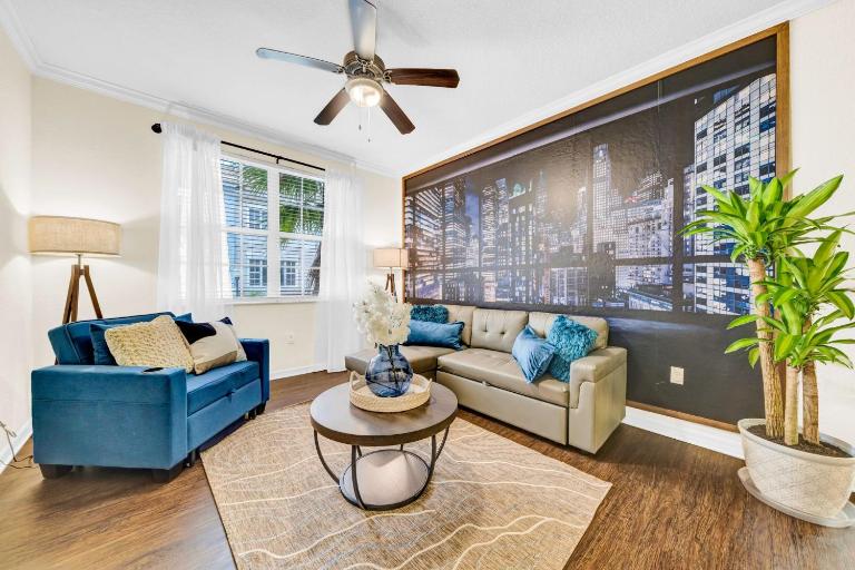 Modern 2BR2BA King Bed Pool, Gym #7 - B&B Tampa
