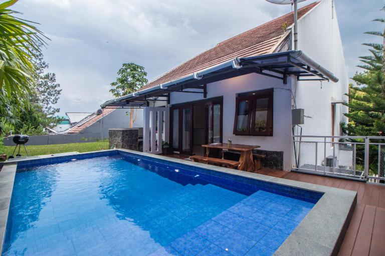 Family Only Villa with Private Pool & Hill View- De Reiz Dago Syariah 3BR - Ferienwohnung Bandung